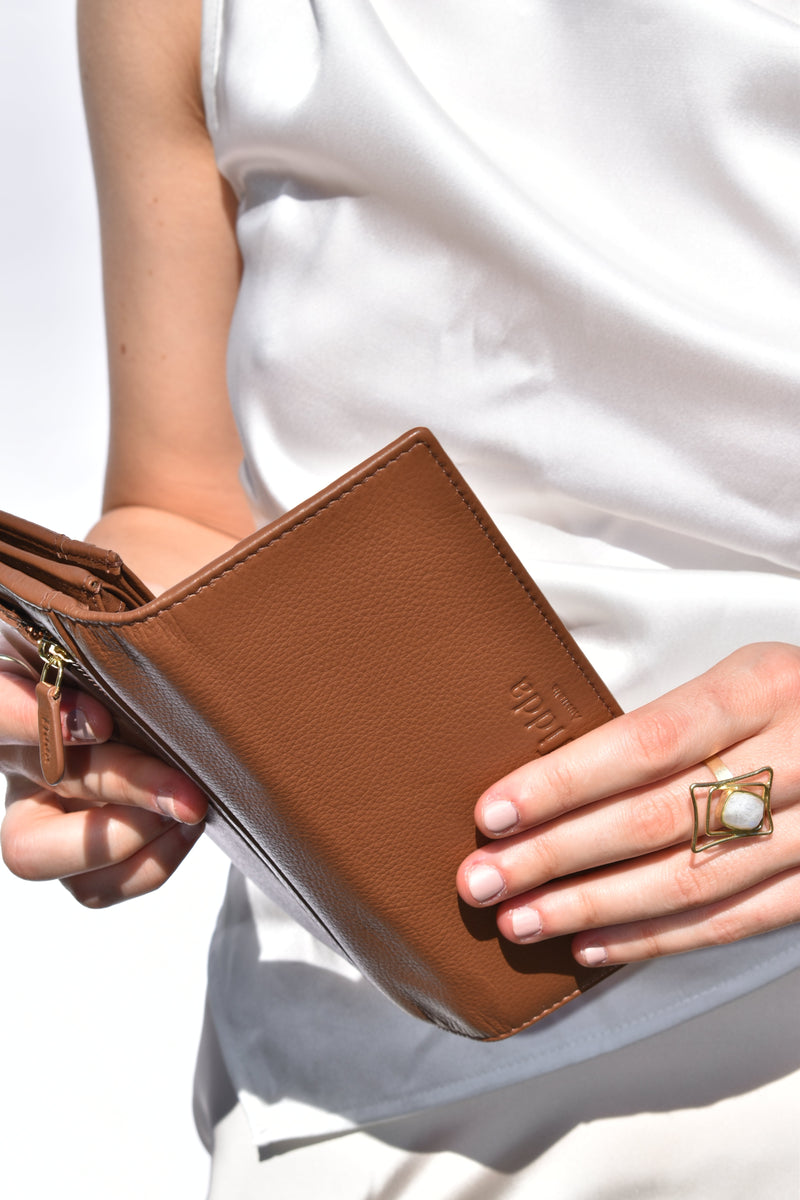 Ningaloo Wallet in Mud / Fango — Oralua
